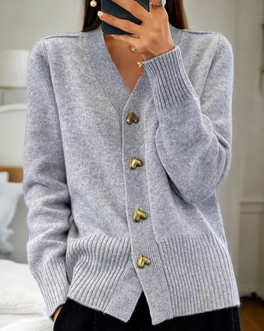 Elegante Strickjacke mit herzförmigen Knöpfen